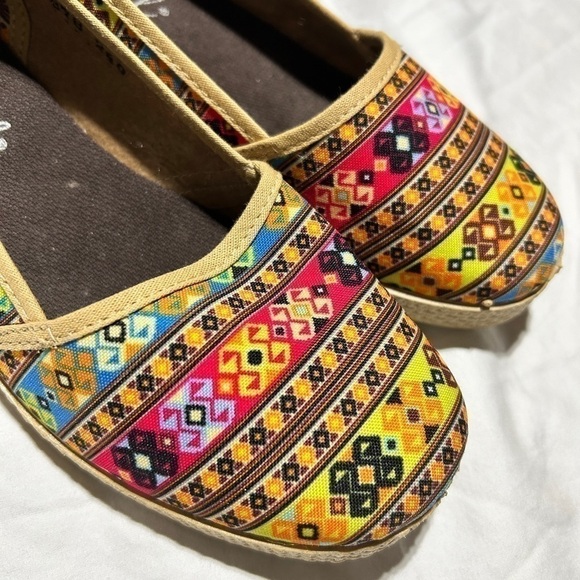 Ladies Abril colorful slip on shoes size 7.5 made in Mexico - Picture 2 of 9